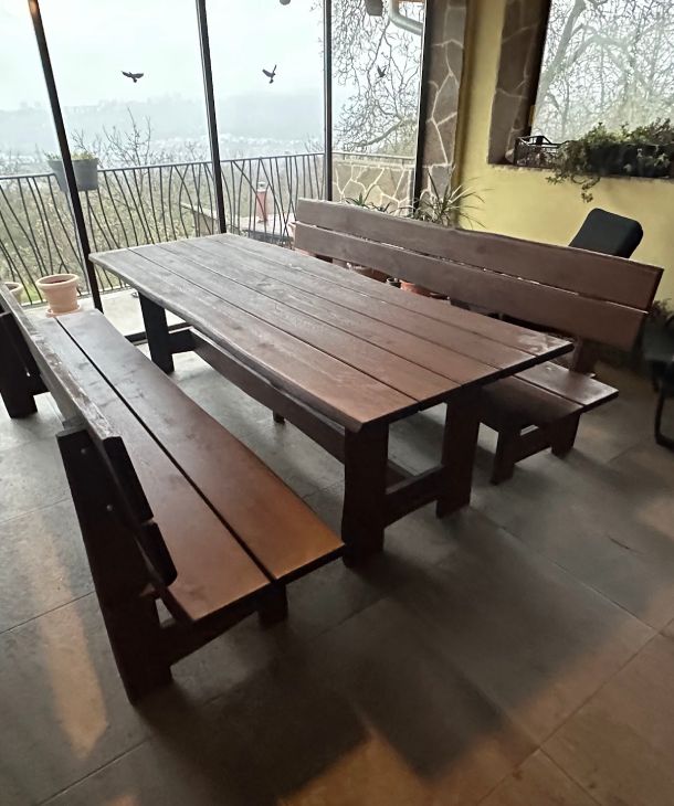 Gartengarnitur im rustikalen Stil