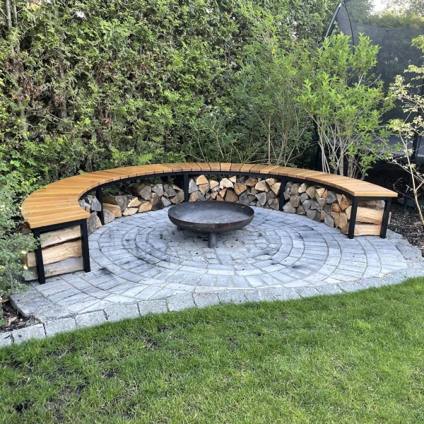 Halbrunde Bank für die Feuerstelle