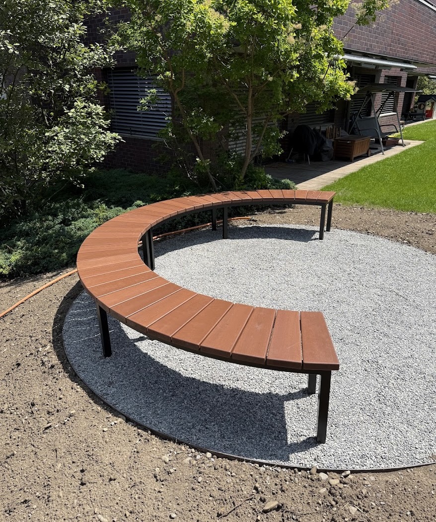 Halbrunde Gartenbank für Feuerstelle in der Schweiz