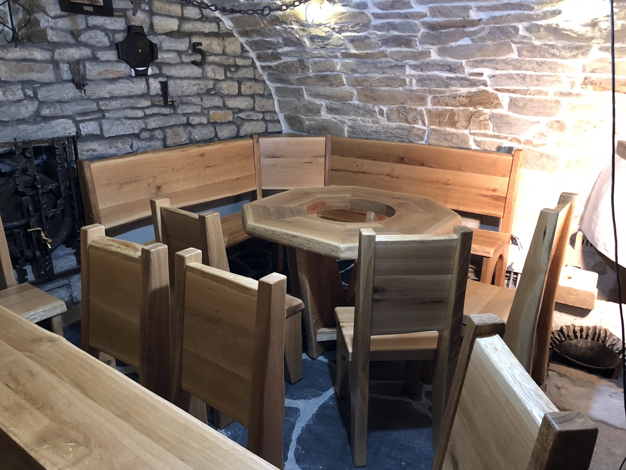 Herstellung von Eichenmöbeln für einen historischen Keller in Dresden