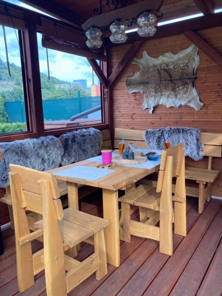 Ecksitzgruppe und Outdoorküche in einer Pergola