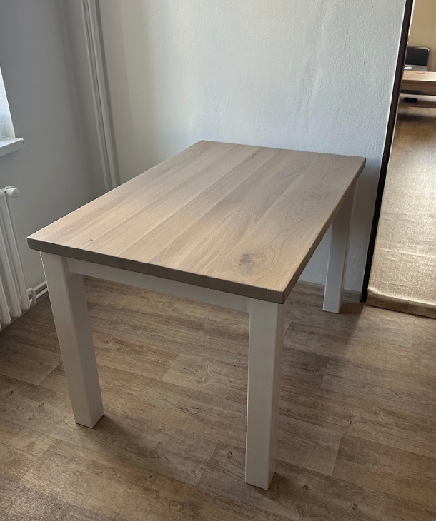 Massiver Esstisch mit weißem Gestell und Eichenplatte