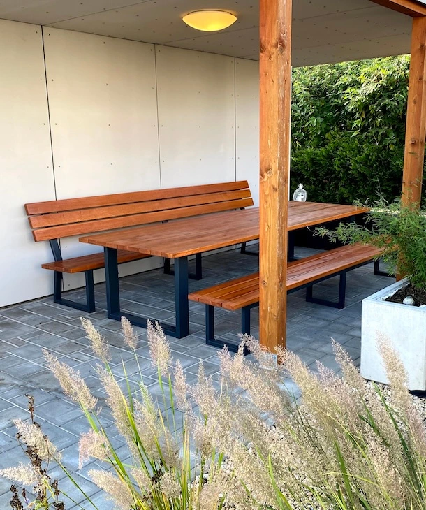 Eichentisch und zwei Bänke mit Metallgestell
