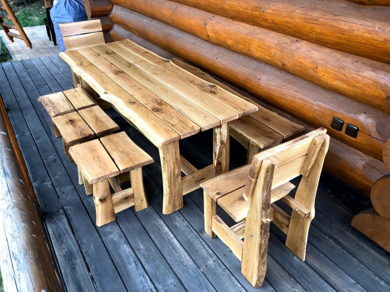 Massivholz-Sitzgruppe im rustikalen Stil mit markanter Holzmaserung