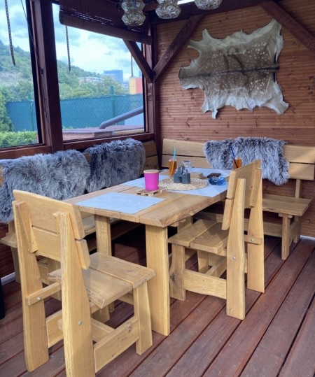Ecksitzgruppe und Outdoorküche in einer Pergola