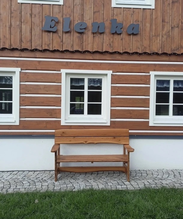 Rustikale Gartenbank mit Armlehnen
