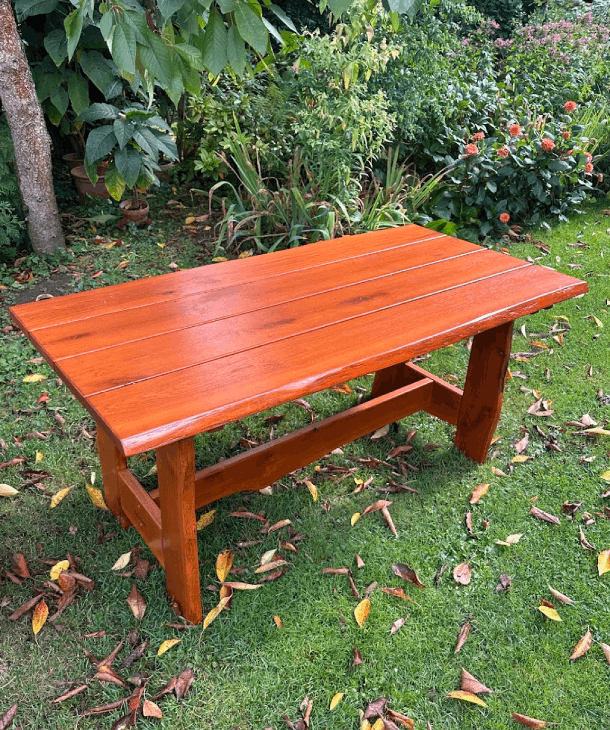 Rustikaler Eichentisch mit Lasur im Farbton Teak