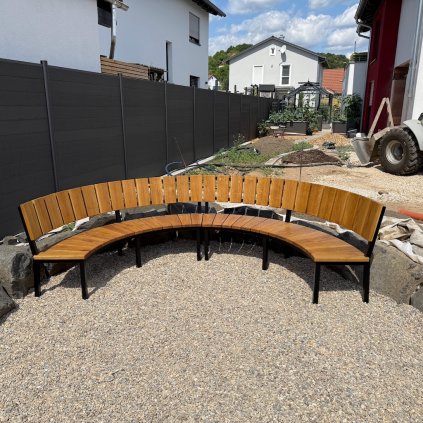Halbrunde Gartenbank mit Rückenlehne