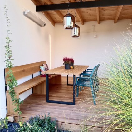 Gartentisch aus Eichenholz kombiniert mit Stahl
