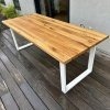 Gartentisch aus Eichenholz kombiniert mit Stahl