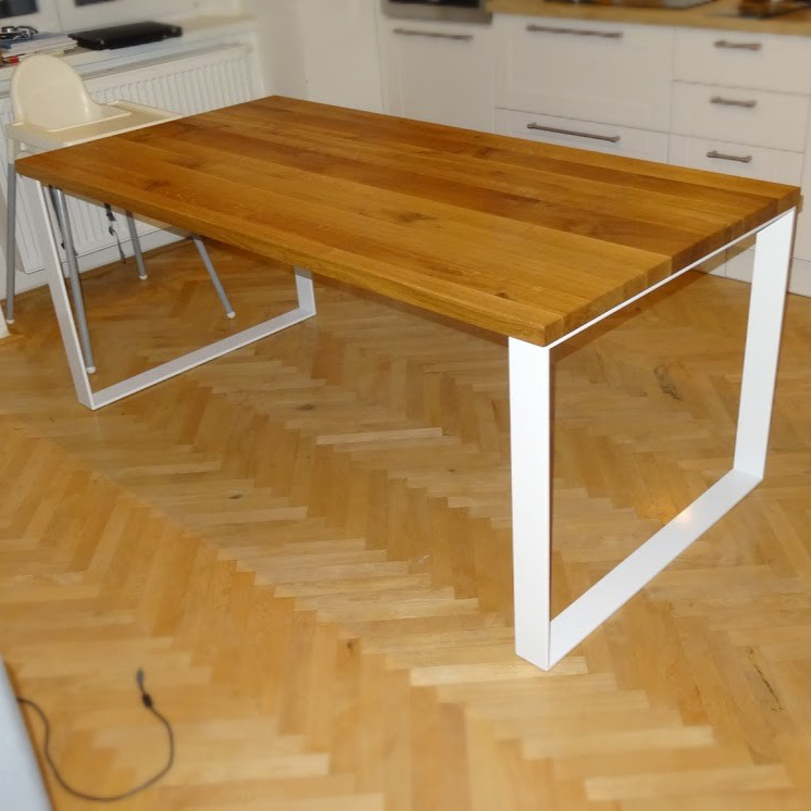 Dubový jídelní stůl s nohami z kvalitní oceli pro zákaznici do Prahy