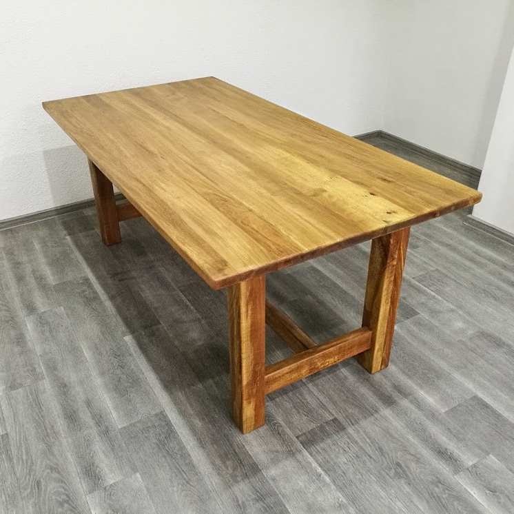 Klasický jídelní stůl z bukového dřeva