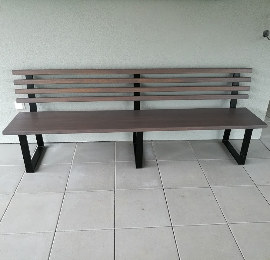 Designová zahradní lavice z dubového dřeva a kvalitní oceli