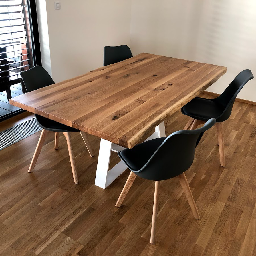 Designový stůl s černým tmelem - přírodní masivní dub a bílá ocel 