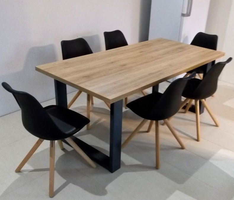 Moderní jídelní stůl a židle v industriálním stylu