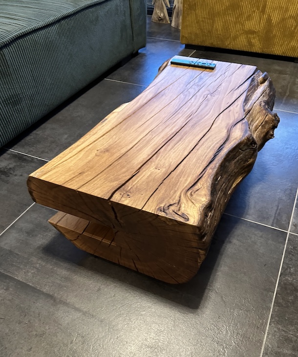 Dubový kmen jako konferenční stolek pro pana R.