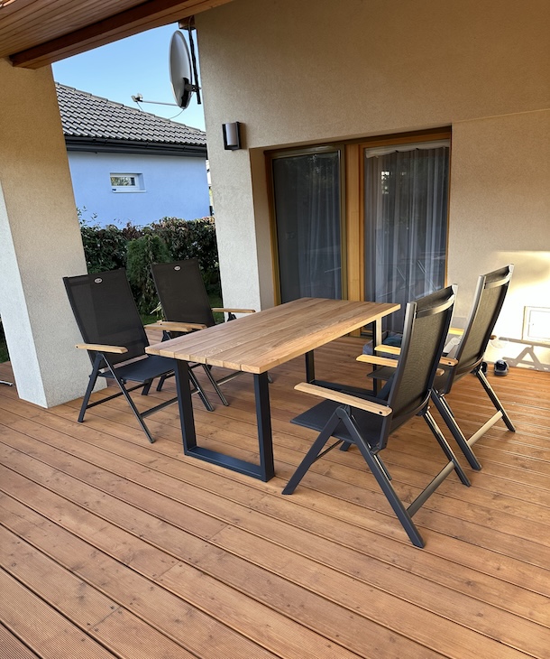 Zahradní stůl - kombinace dřeva a oceli
