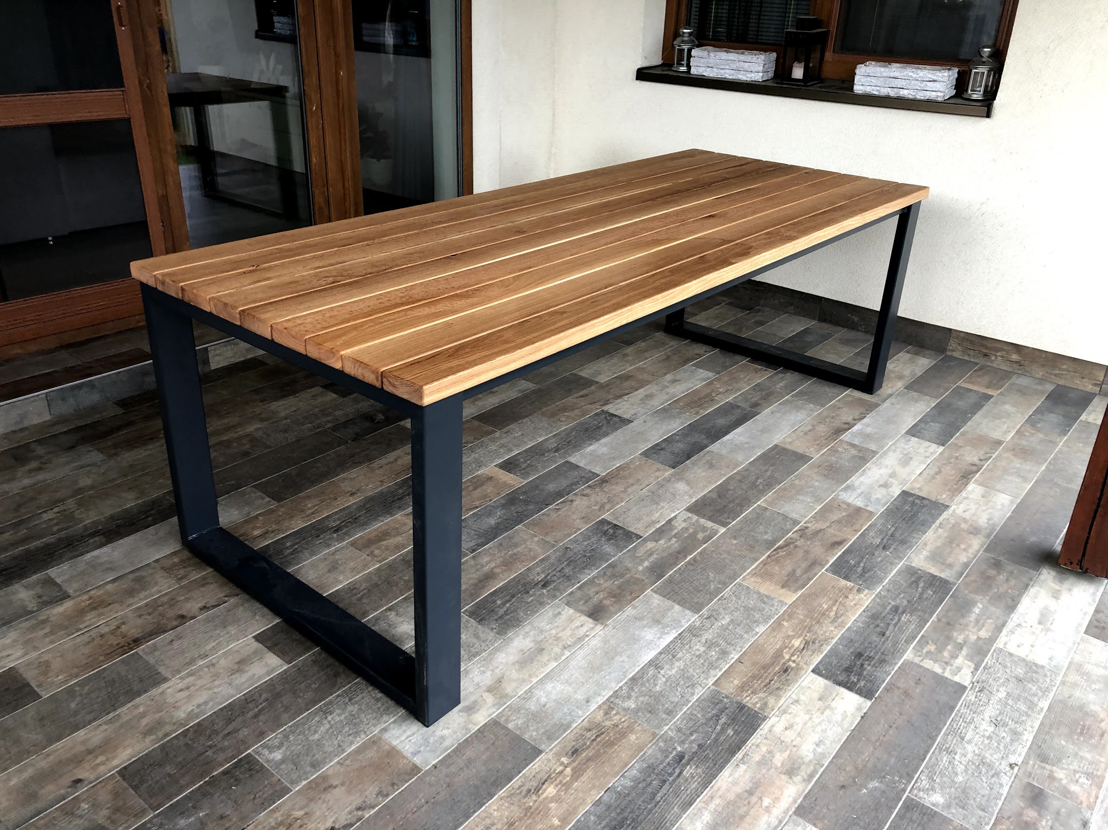 Zahradní stůl s ocelovými nohami a dubovou deskou do Tábora