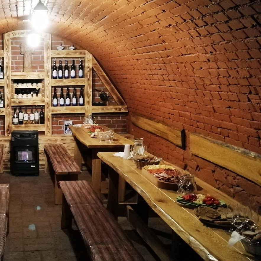 Dubové stoly v krásném vinném sklepě na jihu Moravy