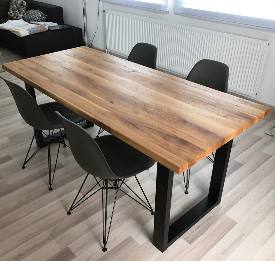 Industriální stůl s podnoží v černé barvě - Praha