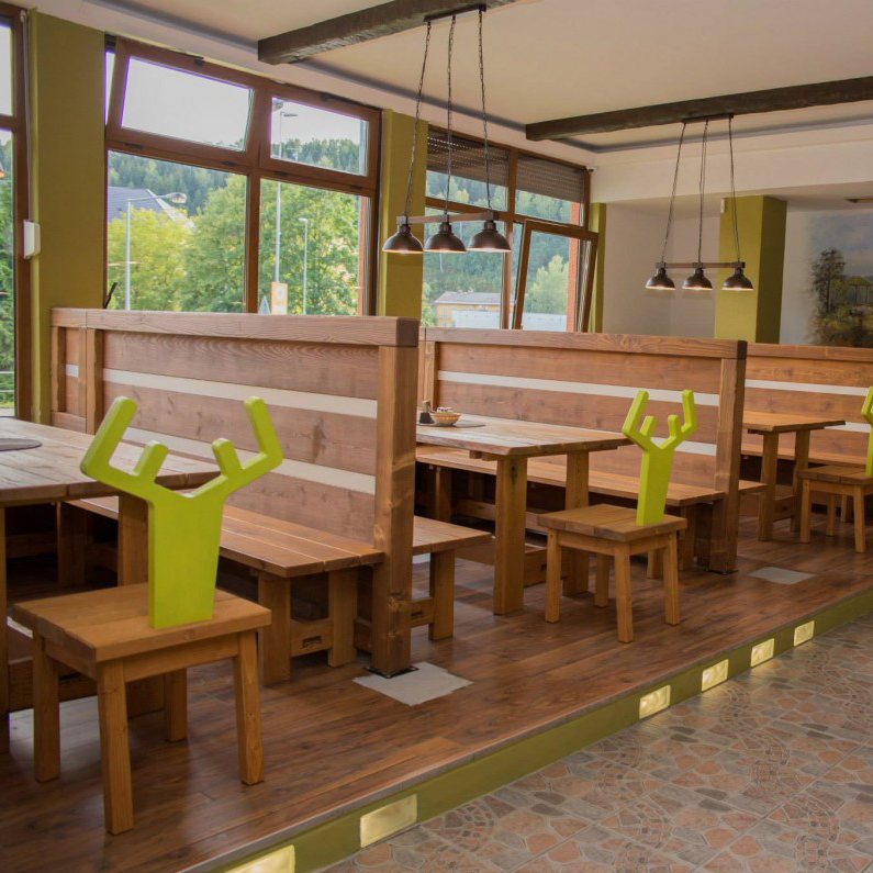Zahradní nábytek pro restauraci v Krušných horách