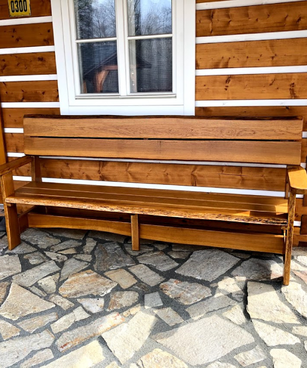 Zahradní lavice na zápraží a rustikální nábytek v pergole