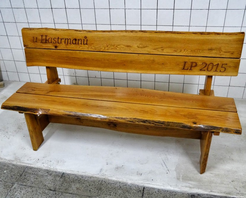 Rustikální lavice s frézovaným jménem