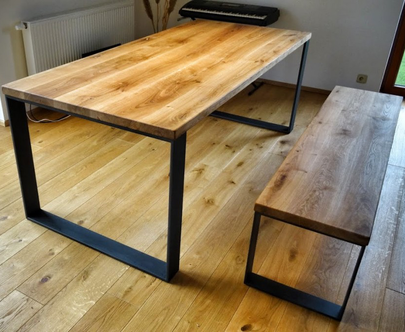 Moderní jídelní stůl a lavice s nohami z ploché oceli - Plzeň