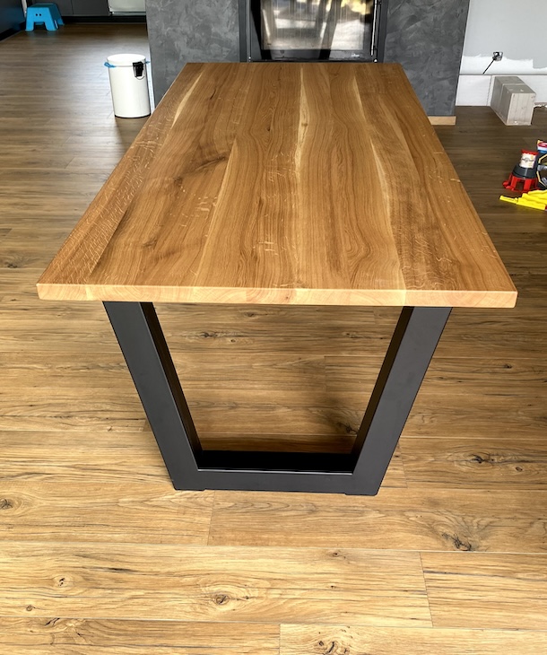 Masivní jídelní stůl s rovnou hranou a ocelovou podnoží - okolí Plzně