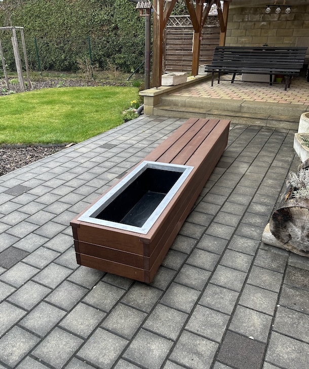 Lavice a květináč - Plzeň