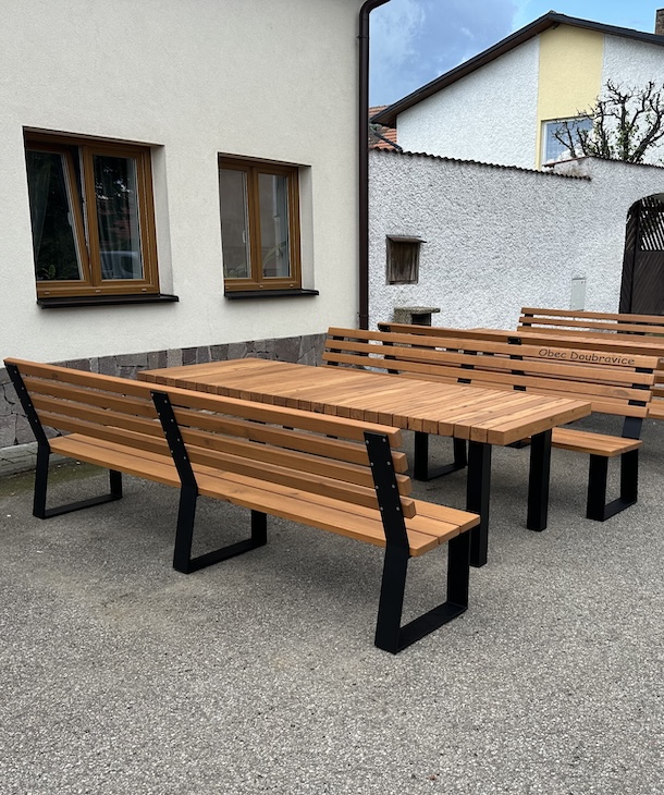 Stoly a lavice - Obec Doubravice