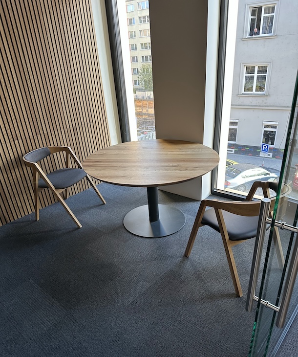 Kulatý jídelní stůl kovovou nohou - Praha