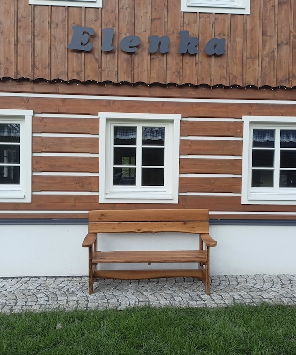 Zahradní lavice s područkami v rustikálním provedení - okolí Liberce