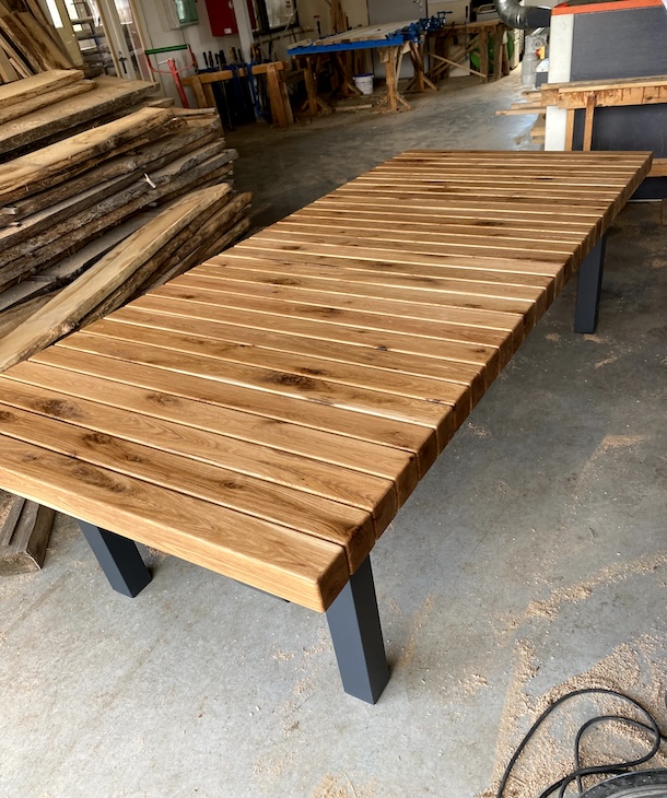 Stůl z dubových trámků a podnoží z oceli