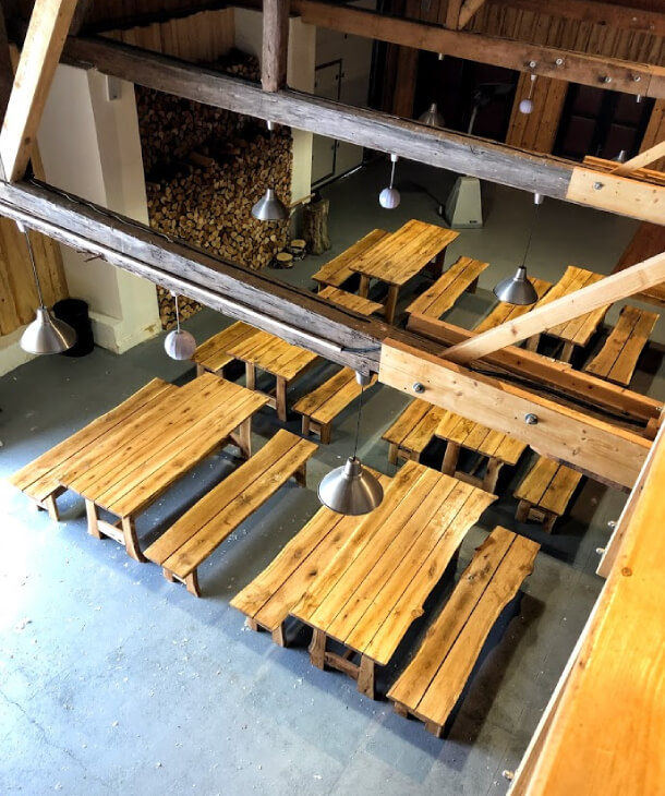 Rustikální stoly a lavice pro restauraci nedaleko Plzně