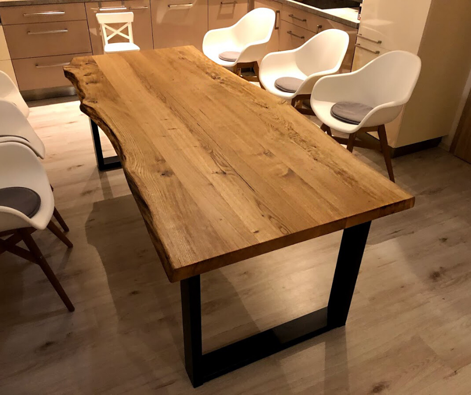 Stůl s výraznou kresbou pro zákazníka z Plzně