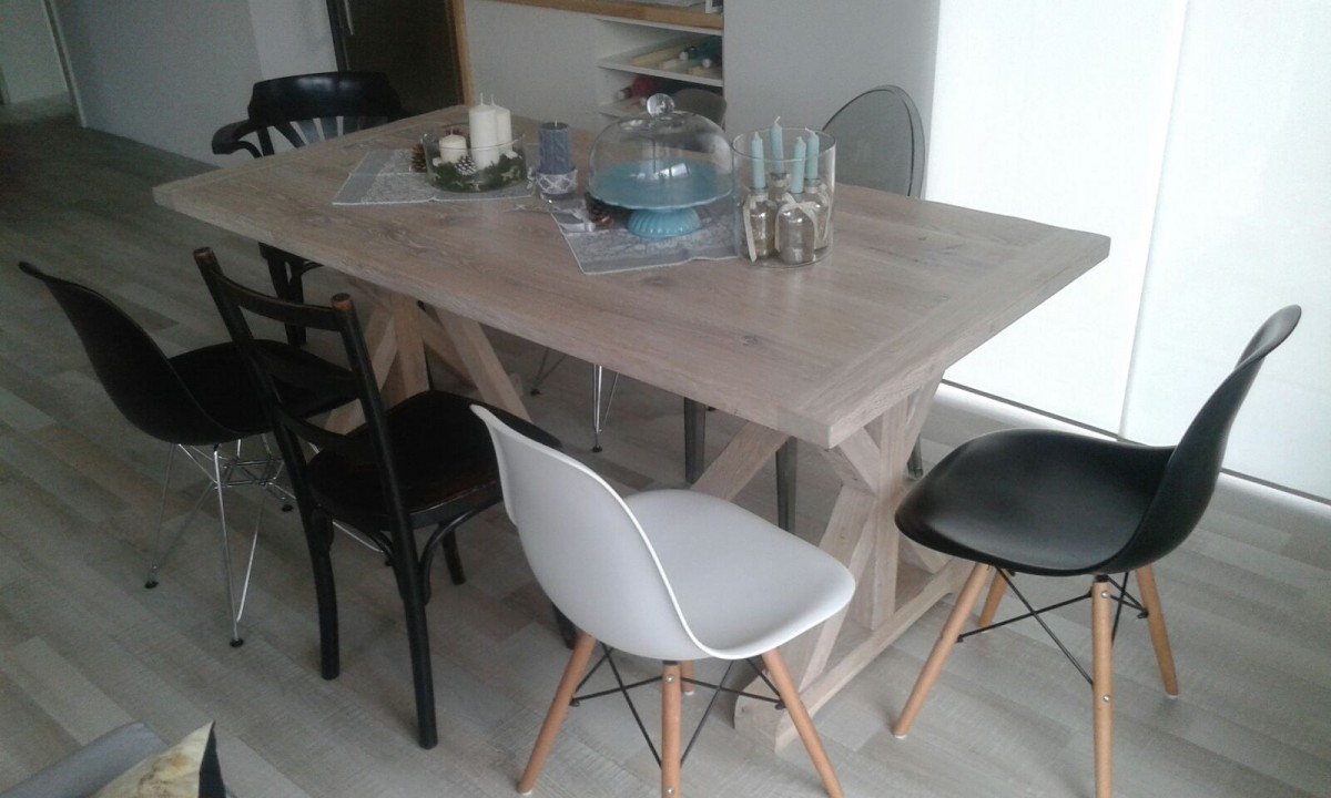 Masivní jídelní stůl z dubu - bílá patina