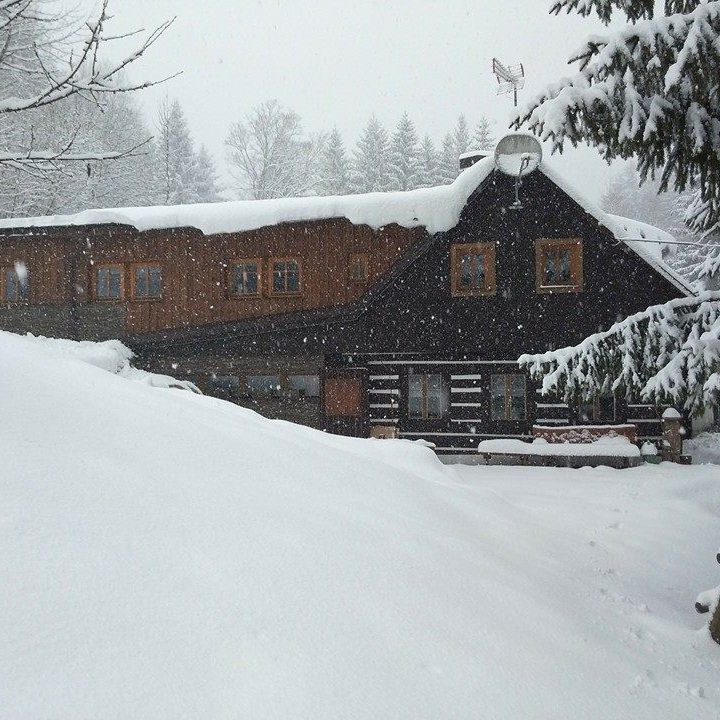 Zahradní lavice u rodinného pensionu v Krkonoších