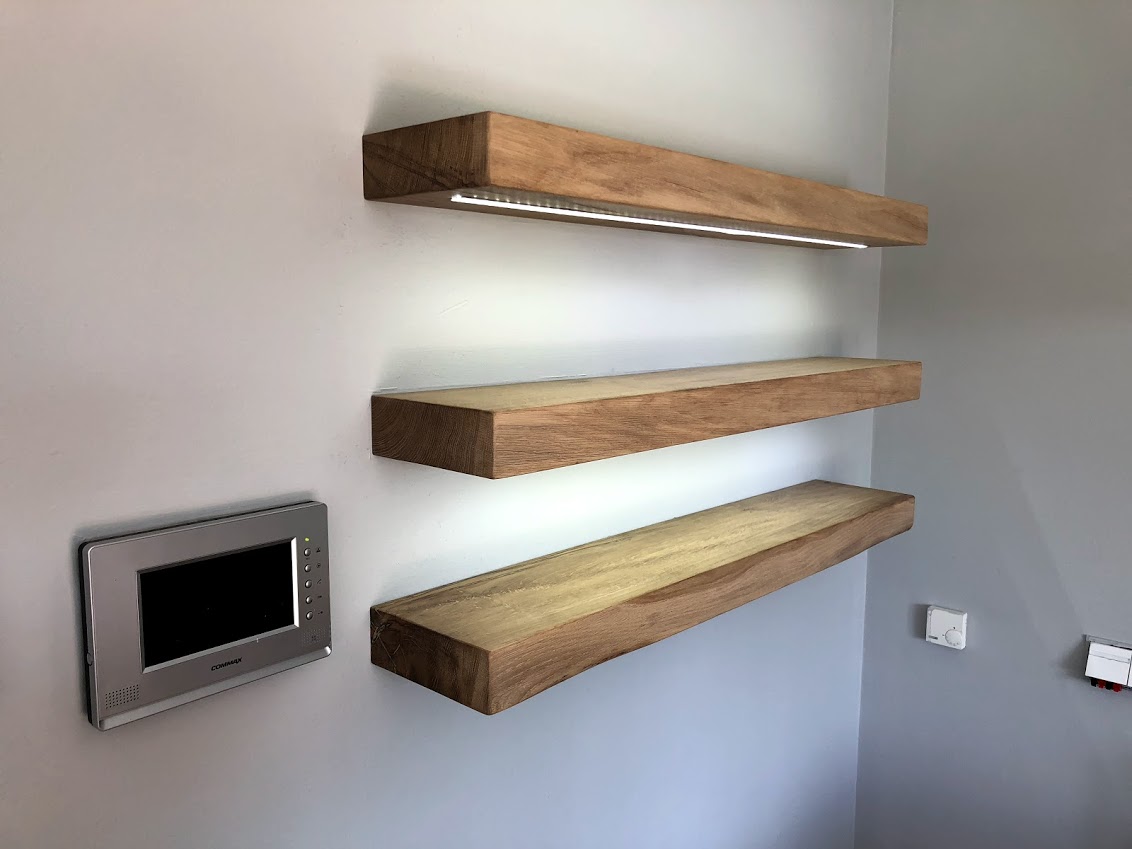 Masivní dubové police se skrytým ukotvením