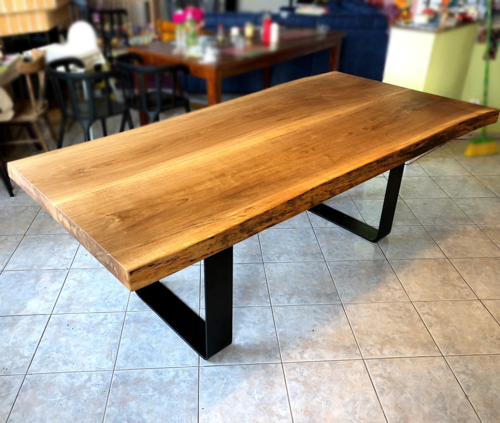 Masivní designový stůl do jídelny pro zákaznici do Berouna