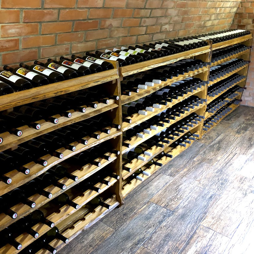 Rustikální regál na víno ve sklípku nedaleko Zlína