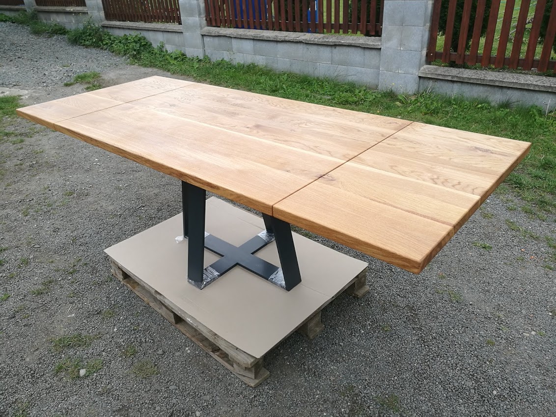 Rozkládací jídelní stůl s ocelovou podnoží v designovém provedení