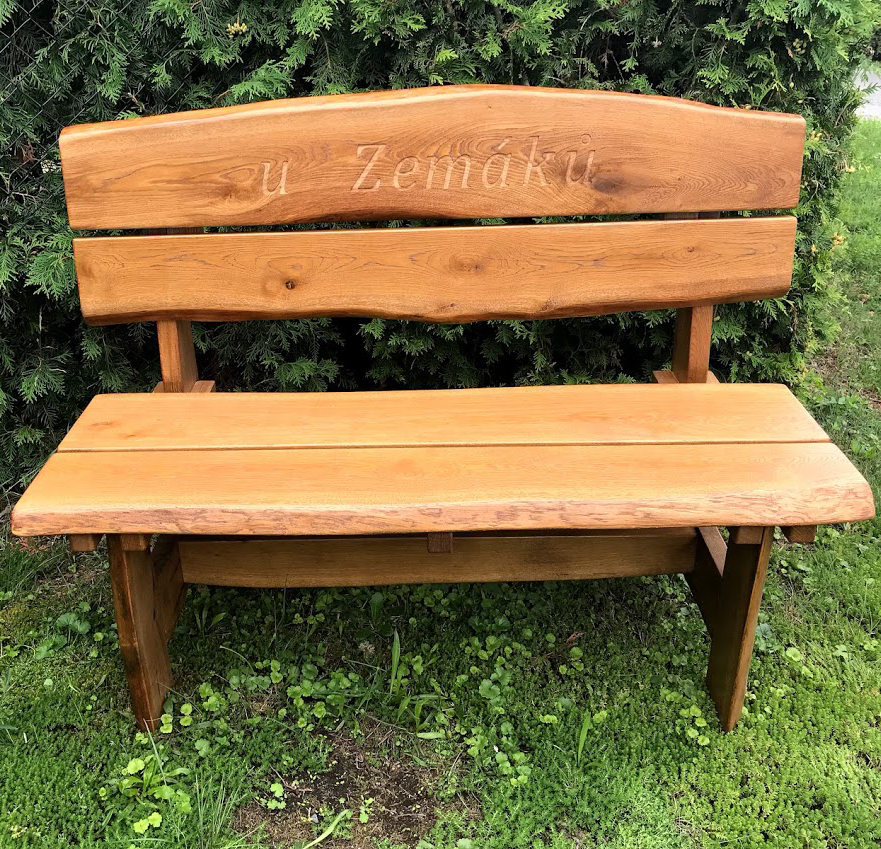Rustikální lavice s vyfrézovaným jménem