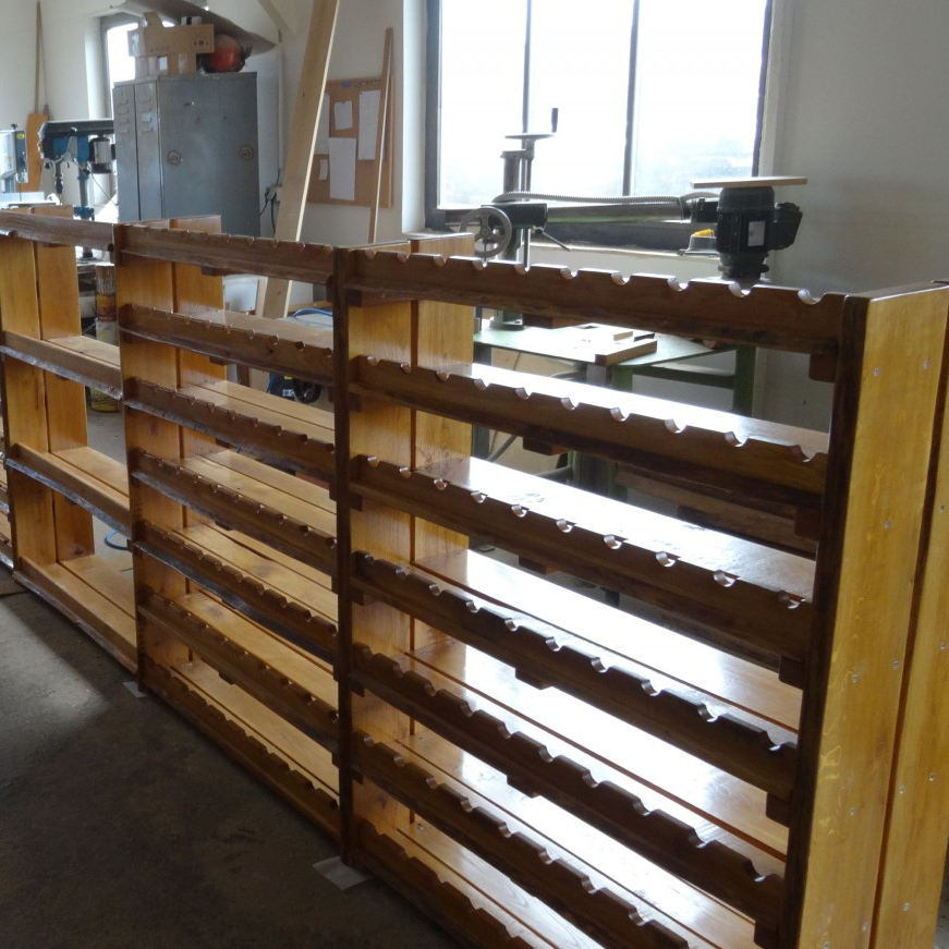 Stojan na víno z dubu v rustikálním provedení