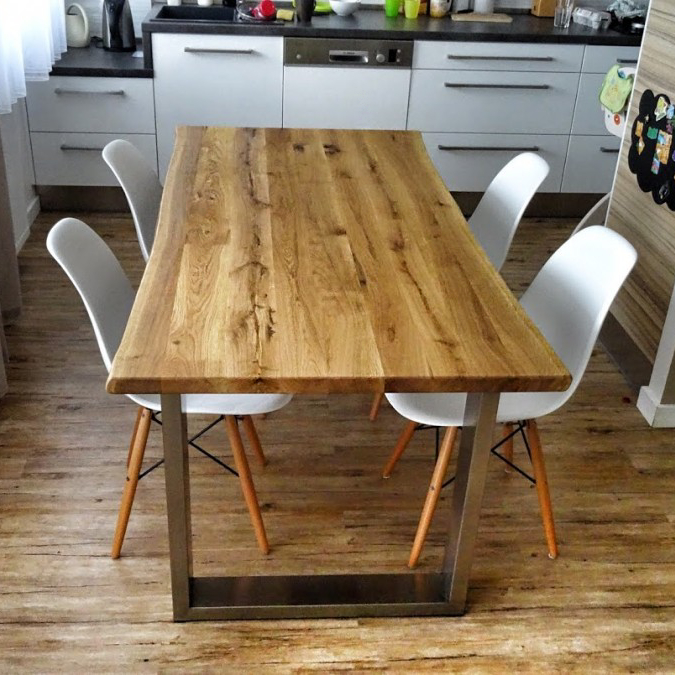 Moderní jídelní stůl s nerezovou podnoží a dubovou deskou