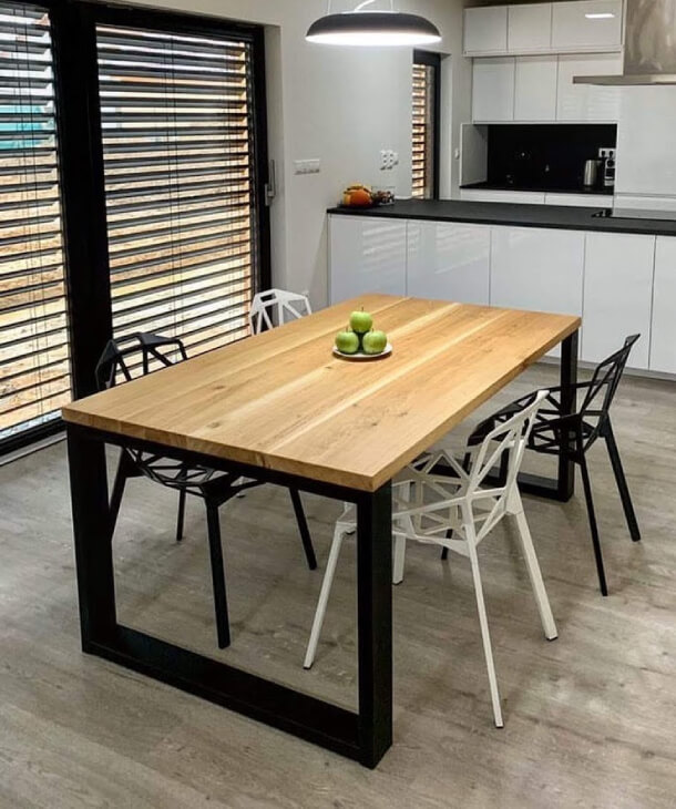 Designový jídelní stůl s ocelovou podnoží v moderním interiéru
