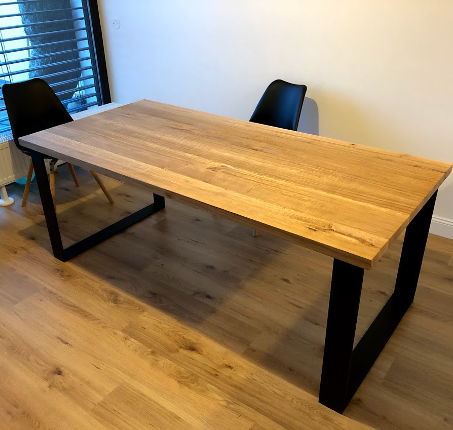 Designový jídelní stůl s ocelovou podnoží