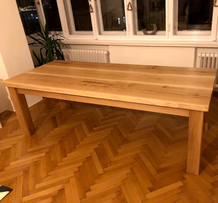 Celomasivní dubový stůl pro zákazníky v Praze