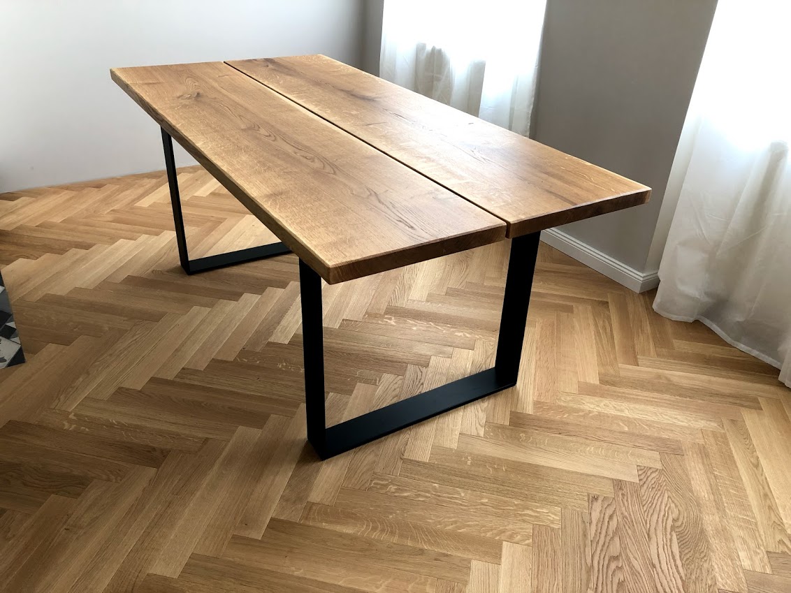 Masivní dubový stůl s deskou ze 2 ks fošen
