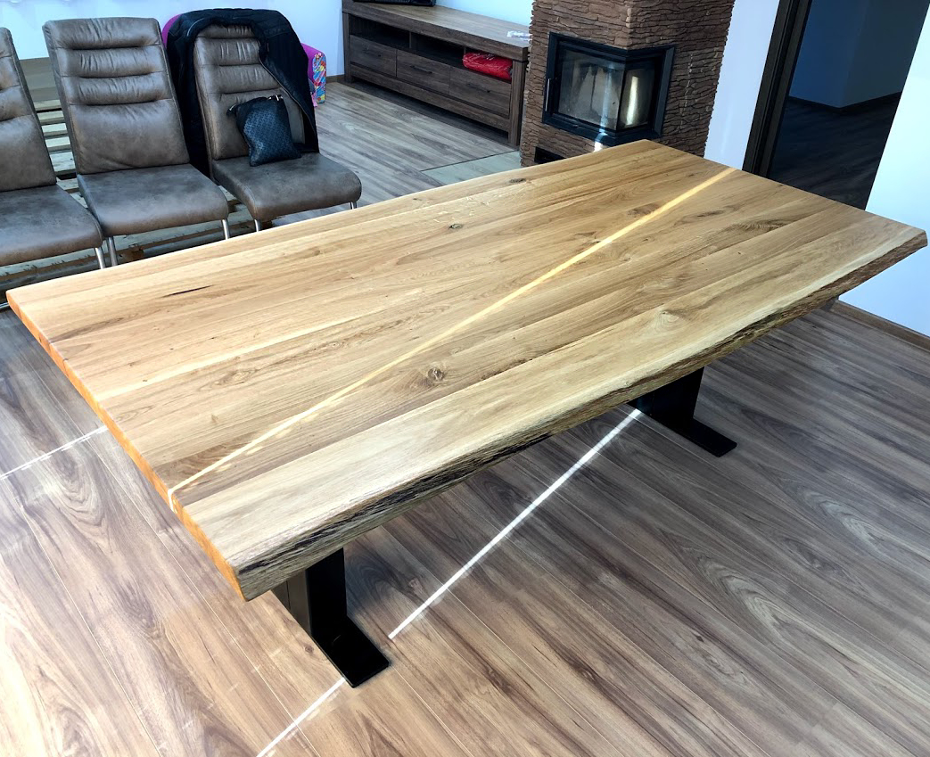 Jídelní stůl s podnoží v designovém provedení